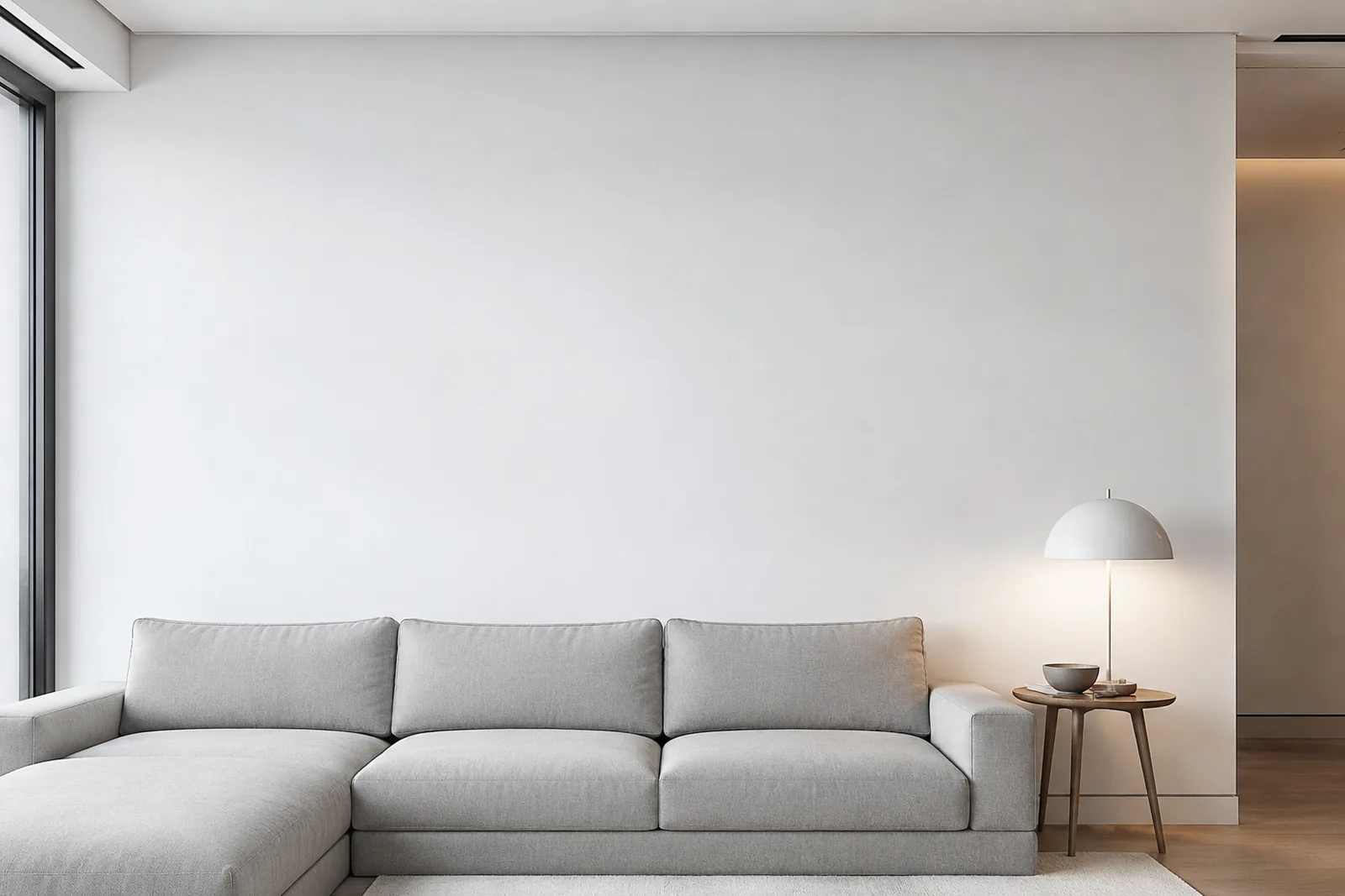 Sala minimalista con sillón gris